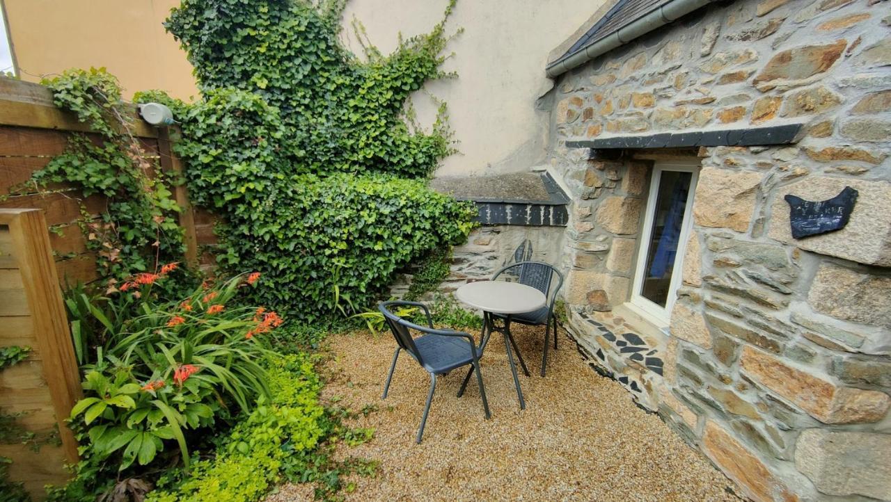 Maisonnette Avec Cour Ploubezre Exterior foto